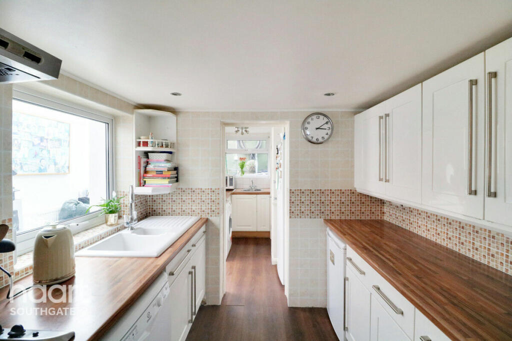 2 bedroom terraced house for sale in Brunswick Crescent, London, N11