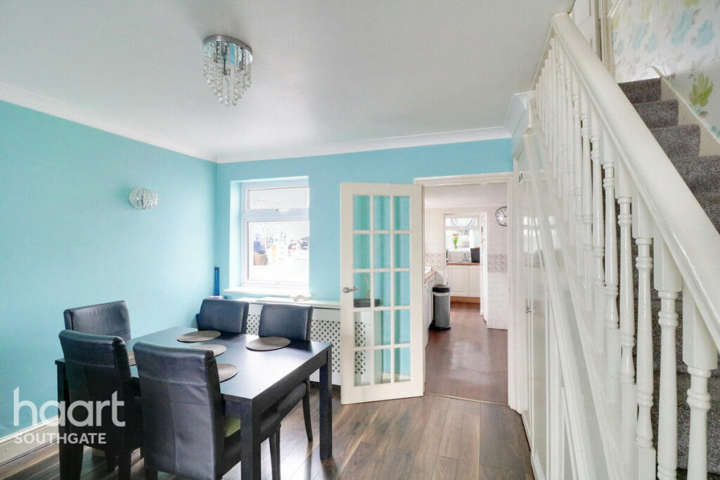 2 bedroom terraced house for sale in Brunswick Crescent, London, N11
