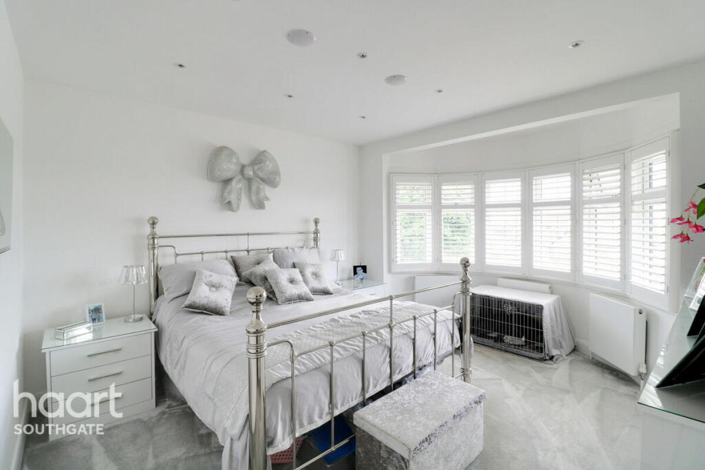 4 bedroom semidetached house for sale in Prince Avenue, London, N14