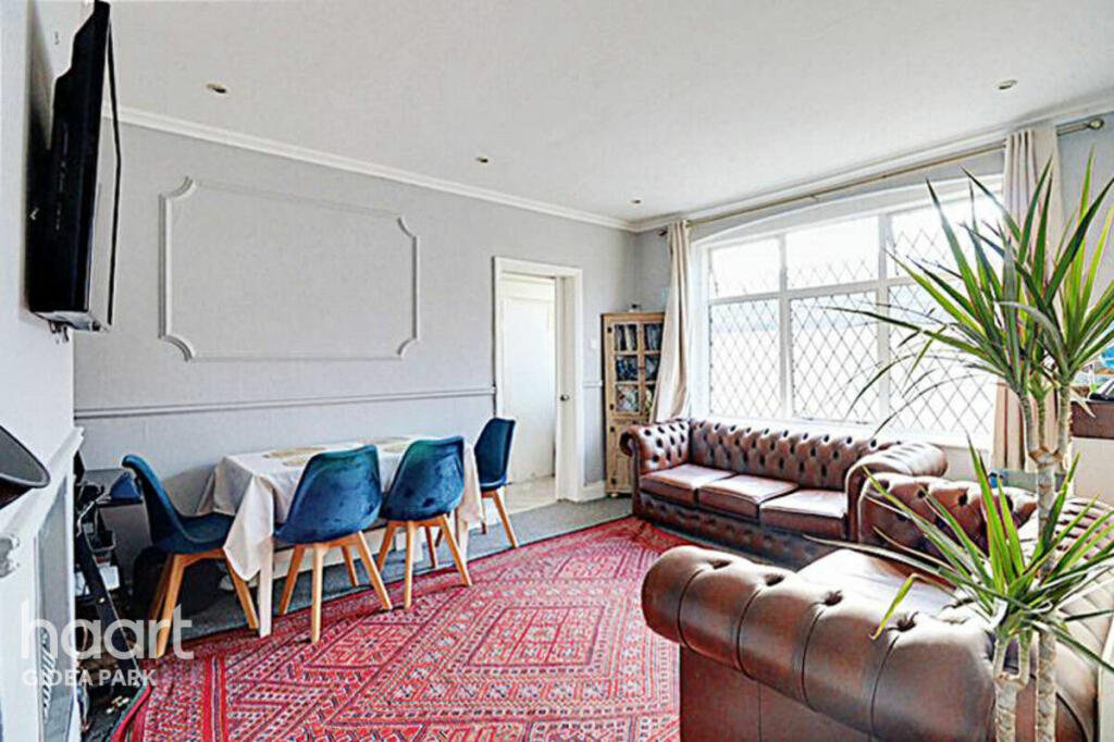 2 bedroom apartment for sale in Heath Park Road, Gidea Park, RM2