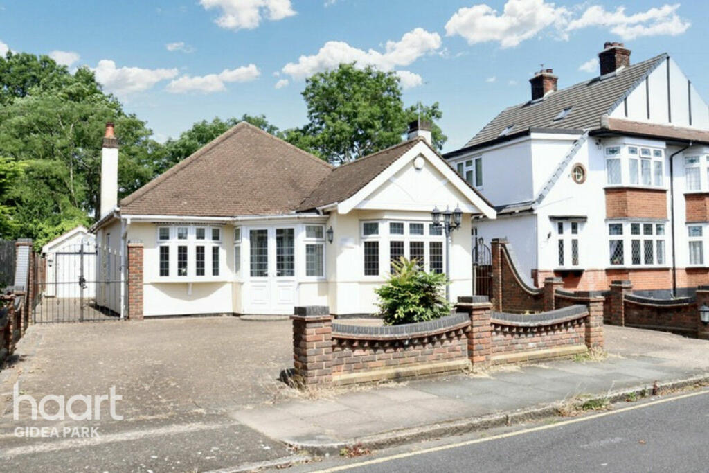 3 bedroom bungalow for sale in Rosemary Avenue, Romford, RM1 4HB, RM1