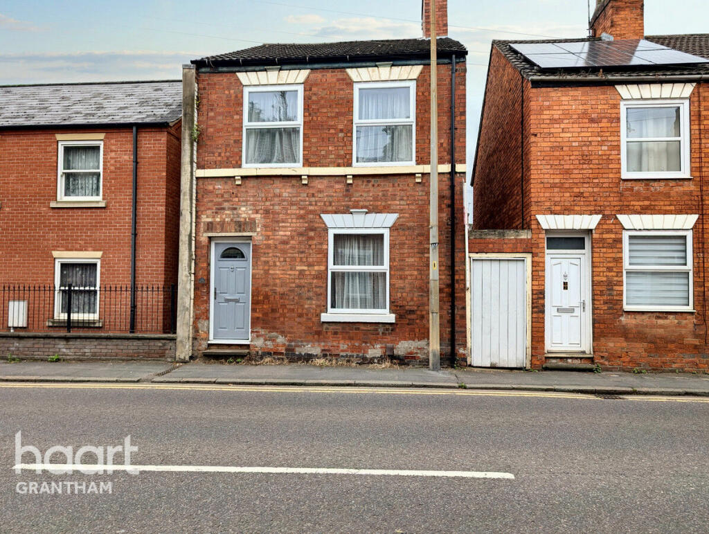 2 bedroom link detached house for sale in Manthorpe Road, Grantham, NG31