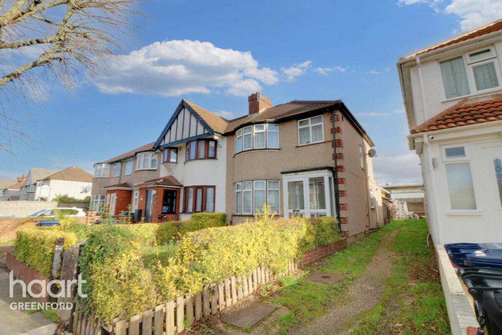 3 bedroom end of terrace house for sale in Sarsfield Road, Greenford, UB6