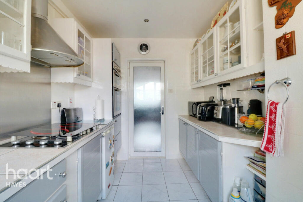 3 bedroom terraced house for sale in Lansbury Drive, Hayes, UB4