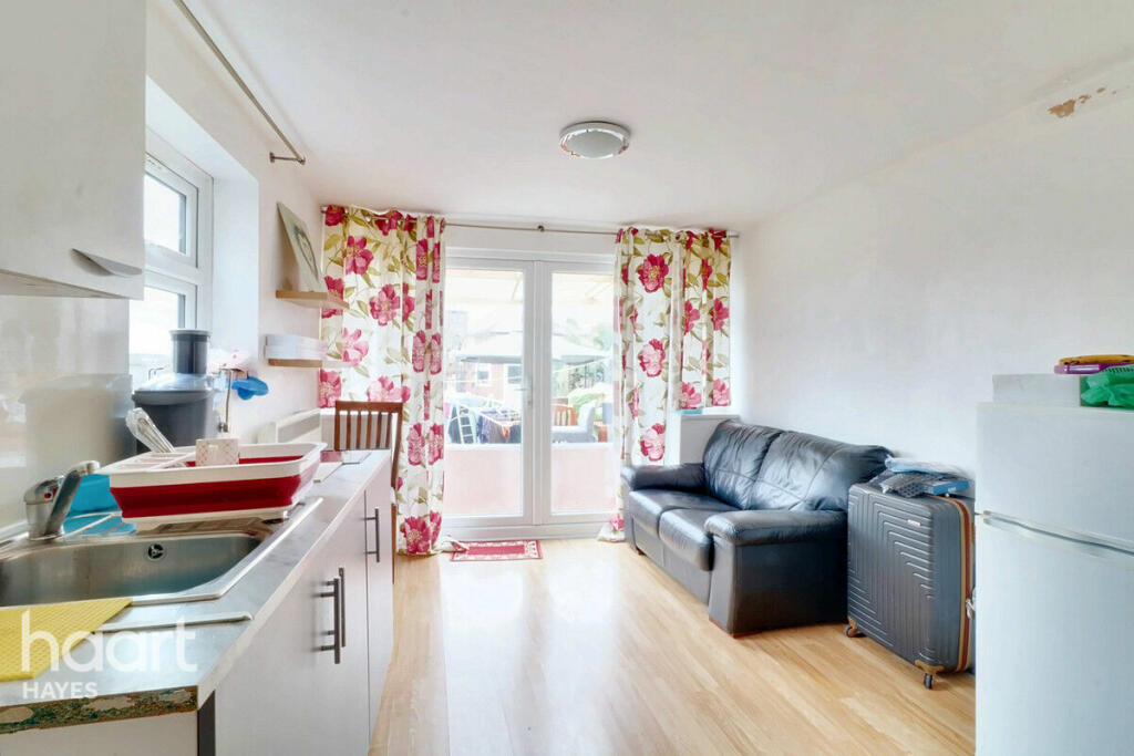 5 bedroom semidetached house for sale in Derwent Drive, Hayes, UB4