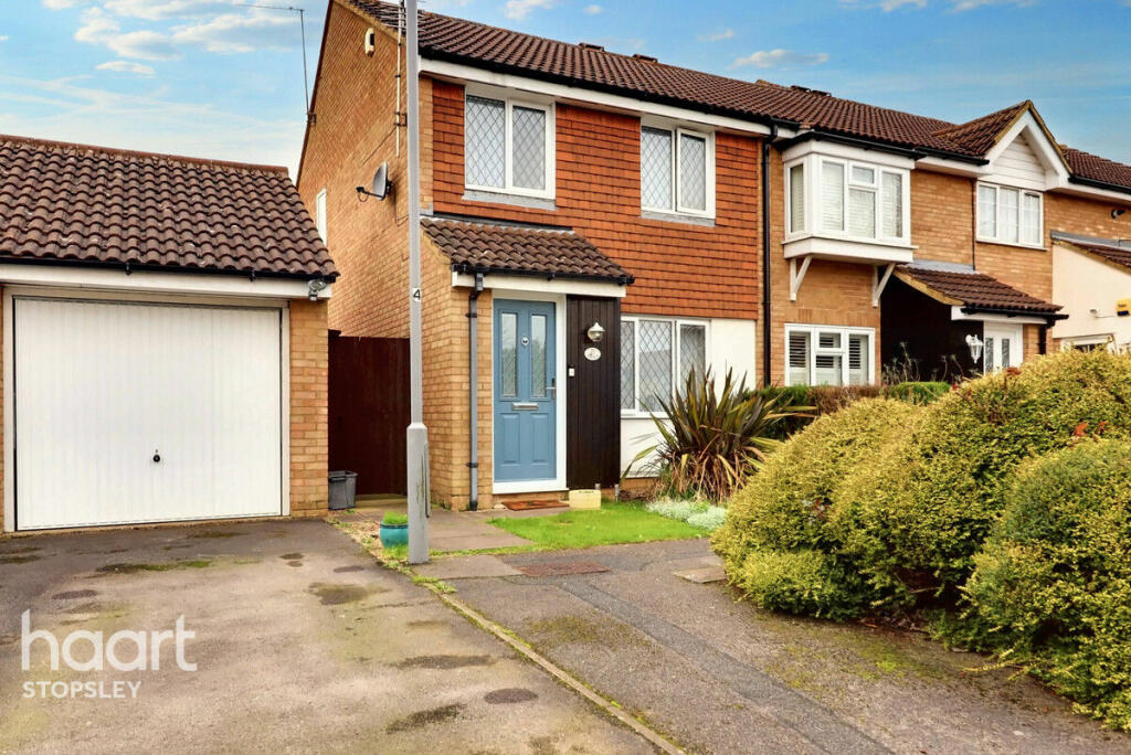 3 bedroom end of terrace house for sale in Claverley Green, Luton, LU2