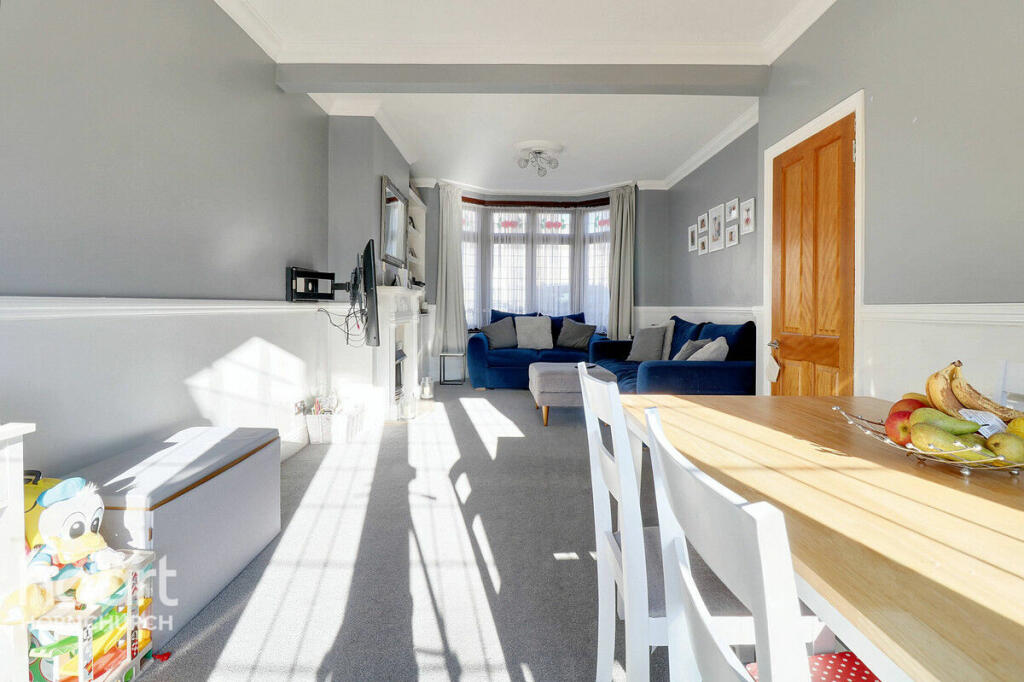 3 bedroom semidetached house for sale in Suttons Avenue, Hornchurch, RM12