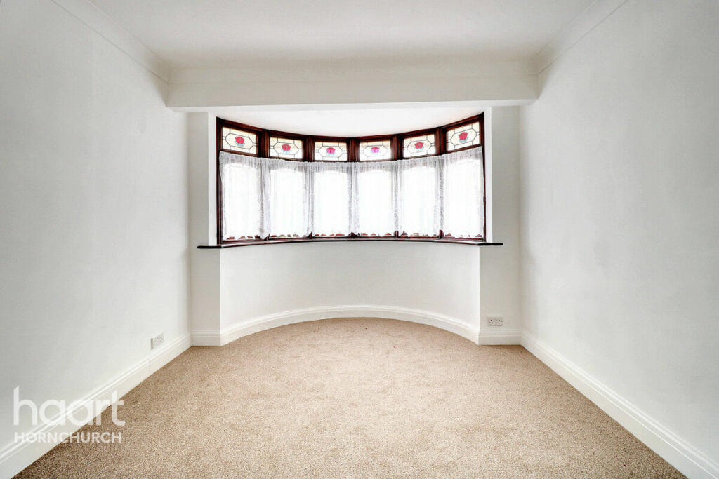 3 bedroom semidetached bungalow for sale in Warren Drive, Hornchurch, RM12