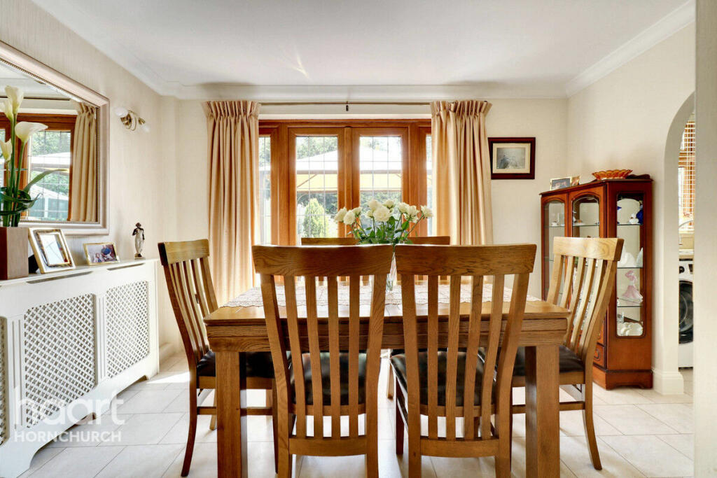 3 bedroom semidetached bungalow for sale in Fyfield Close, West