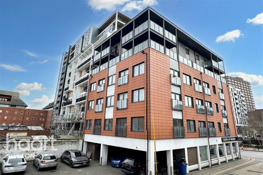 2 bedroom flat for rent in Sutton Court Road, SM1