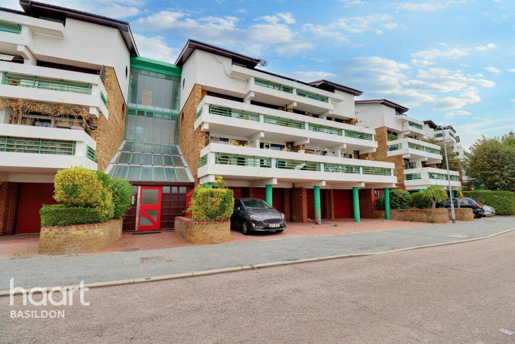 2 bedroom flat for sale in The Vale, Basildon, SS16