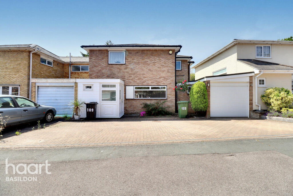 4 bedroom link detached house for sale in The Knares, Basildon, SS16
