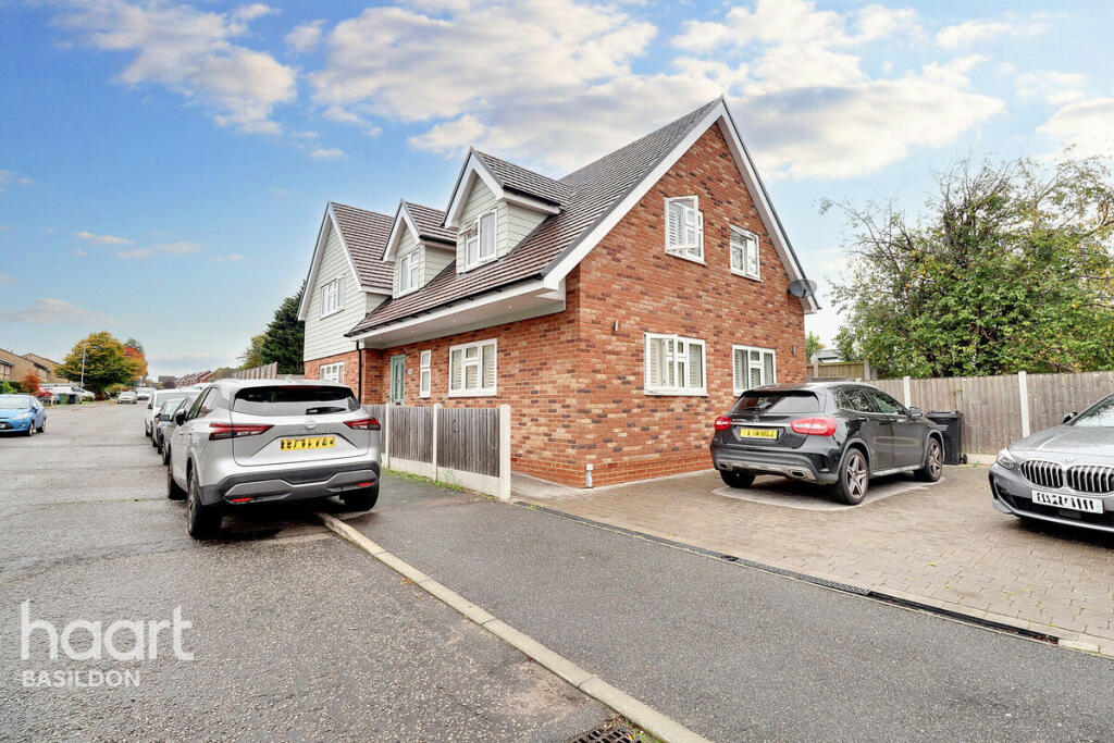 4 bedroom detached house for sale in Latimer Drive, Steeple View, SS15