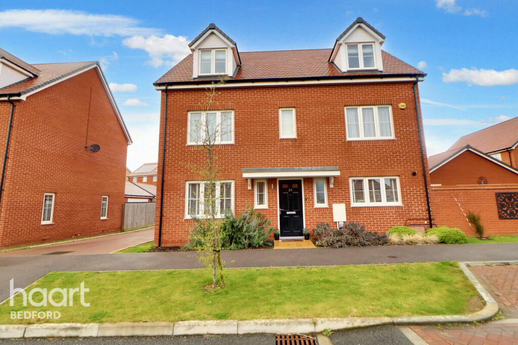 5 bedroom detached house for sale in Horseshoe Crescent, Wixams, MK45