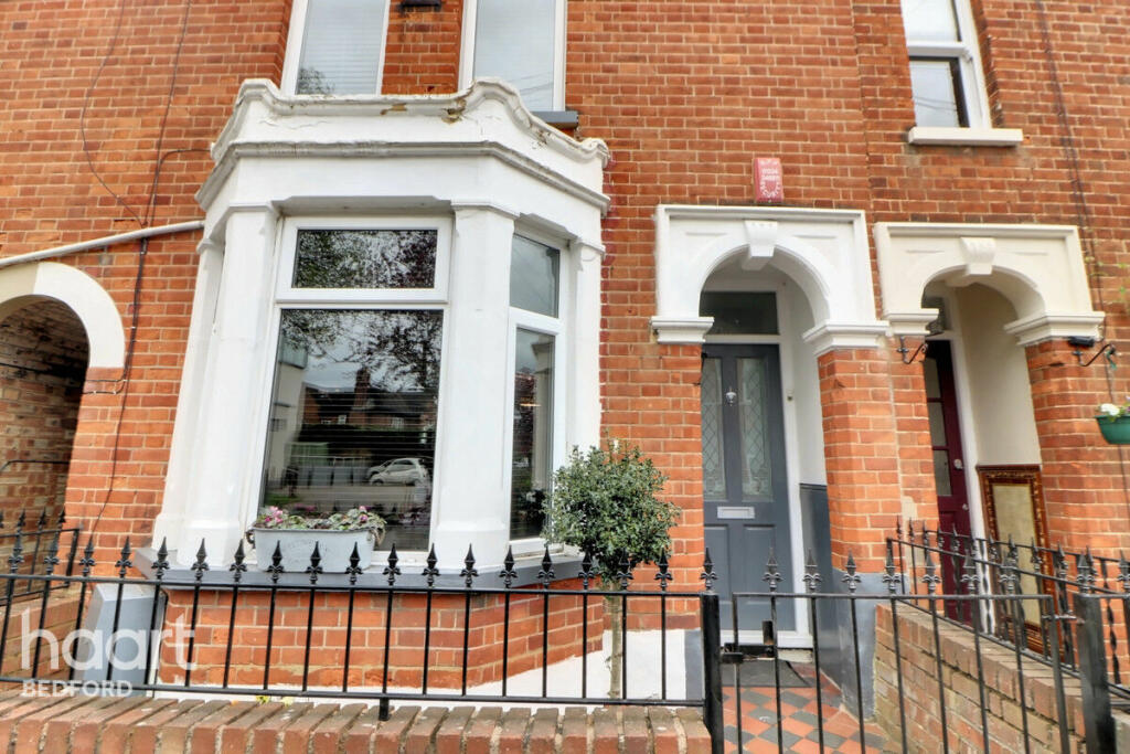 3 bedroom terraced house for sale in Dudley Street, Bedford, MK40