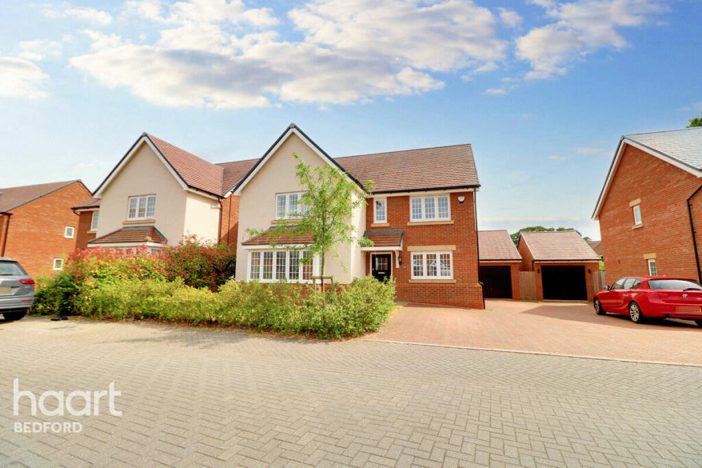 5 bedroom detached house for sale in Lacewing Drive, Biddenham, MK40