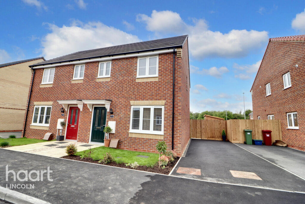 3 bedroom semidetached house for sale in The Maltings, Kirton Lindsey
