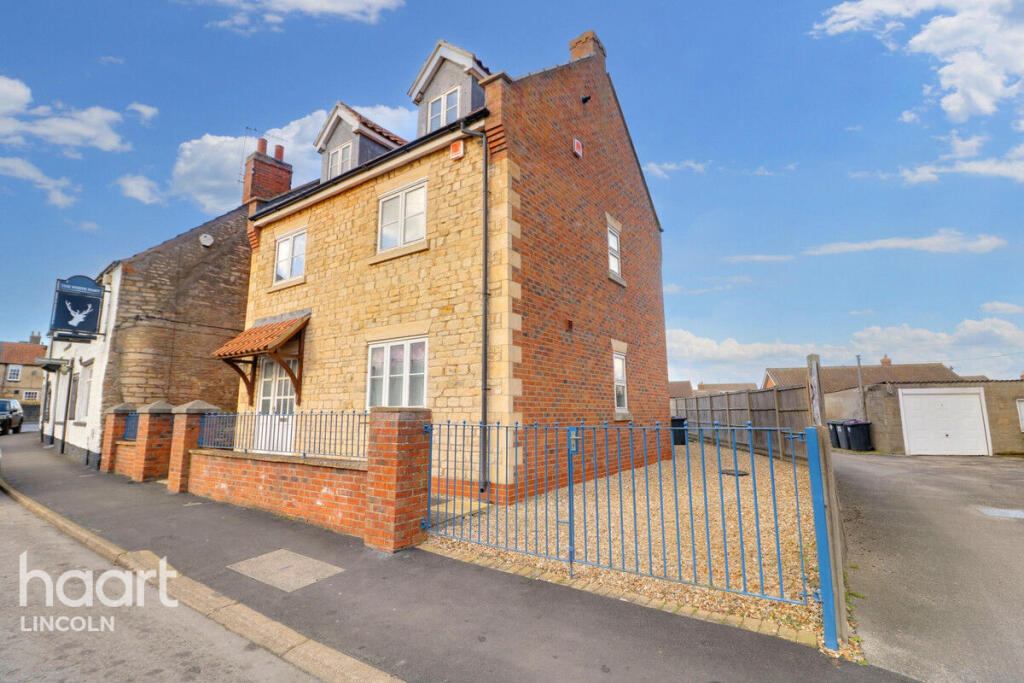 3 bedroom detached house