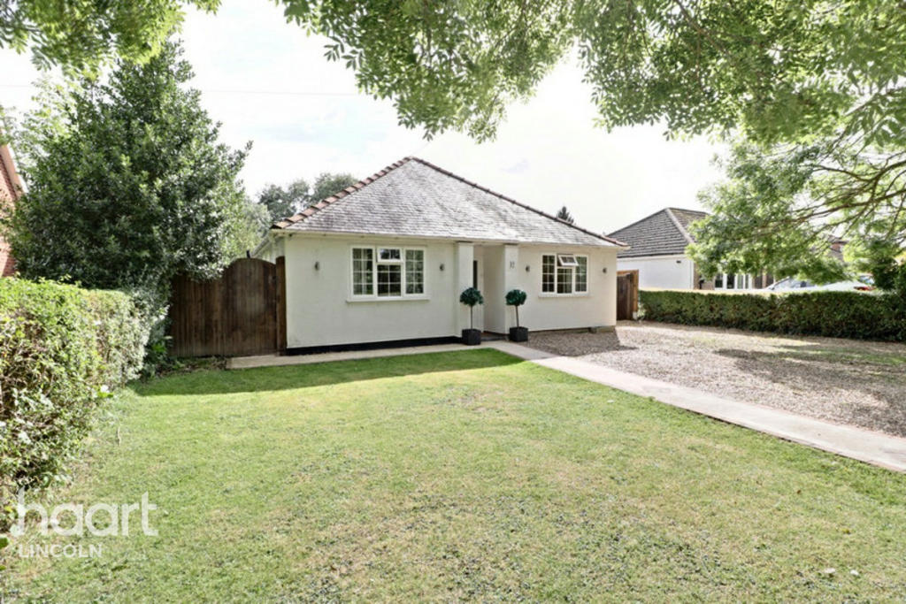 4 bedroom detached bungalow for sale in Lincoln Road, Dunholme, LN2