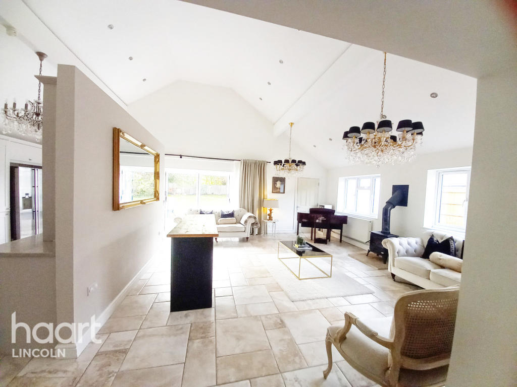 4 bedroom detached bungalow for sale in Lincoln Road, Dunholme, LN2