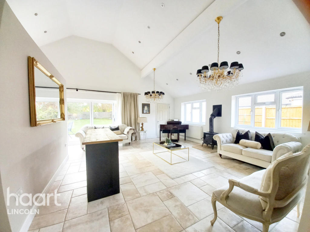 4 bedroom detached bungalow for sale in Lincoln Road, Dunholme, LN2