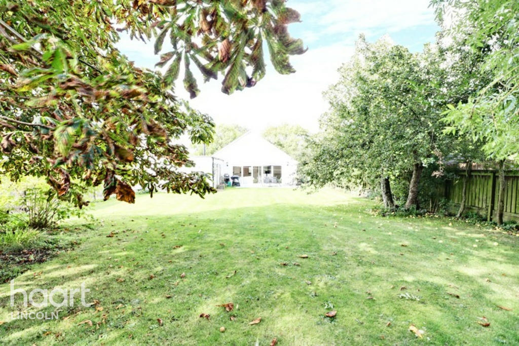 4 bedroom detached bungalow for sale in Lincoln Road, Dunholme, LN2