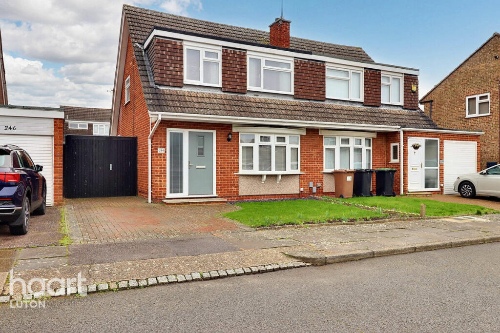 3 bedroom semidetached house for sale in Turnpike Drive, Luton, LU3
