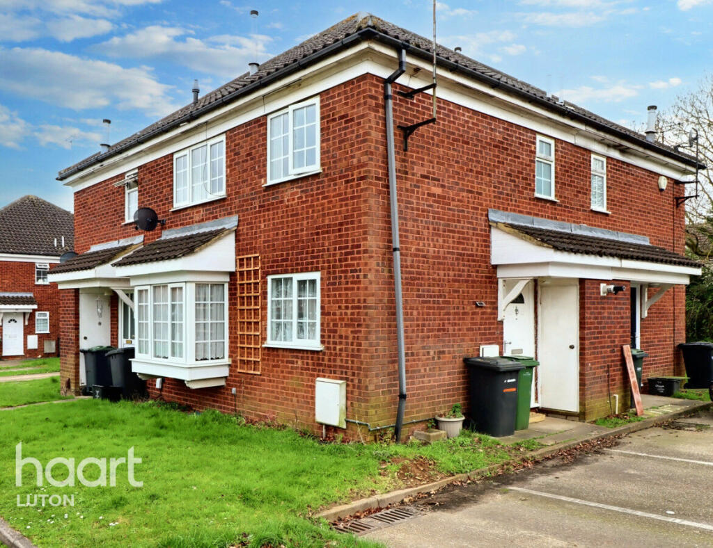 2 bedroom end of terrace house for sale in Milverton Green, Luton, LU3