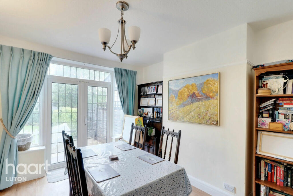 3 bedroom semidetached house for sale in Wychwood Avenue, Luton, LU2