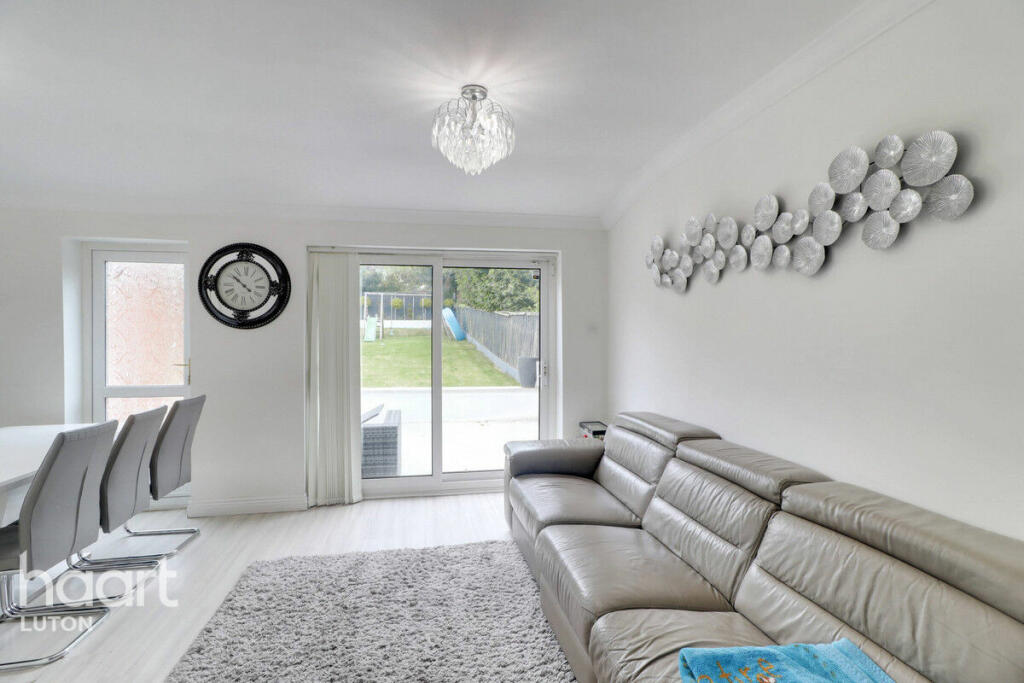 5 bedroom semidetached house for sale in Wychwood Avenue, Luton, LU2