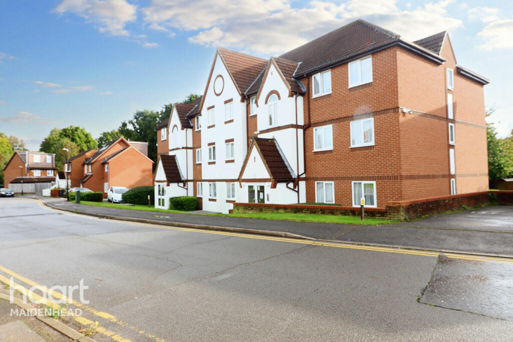 2 bedroom apartment for sale in Littlebrook Avenue, Slough, SL2
