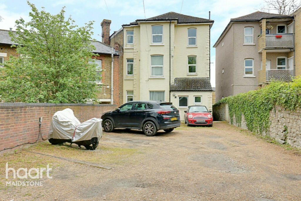 Studio flat for sale in Tonbridge Road, Maidstone, ME16