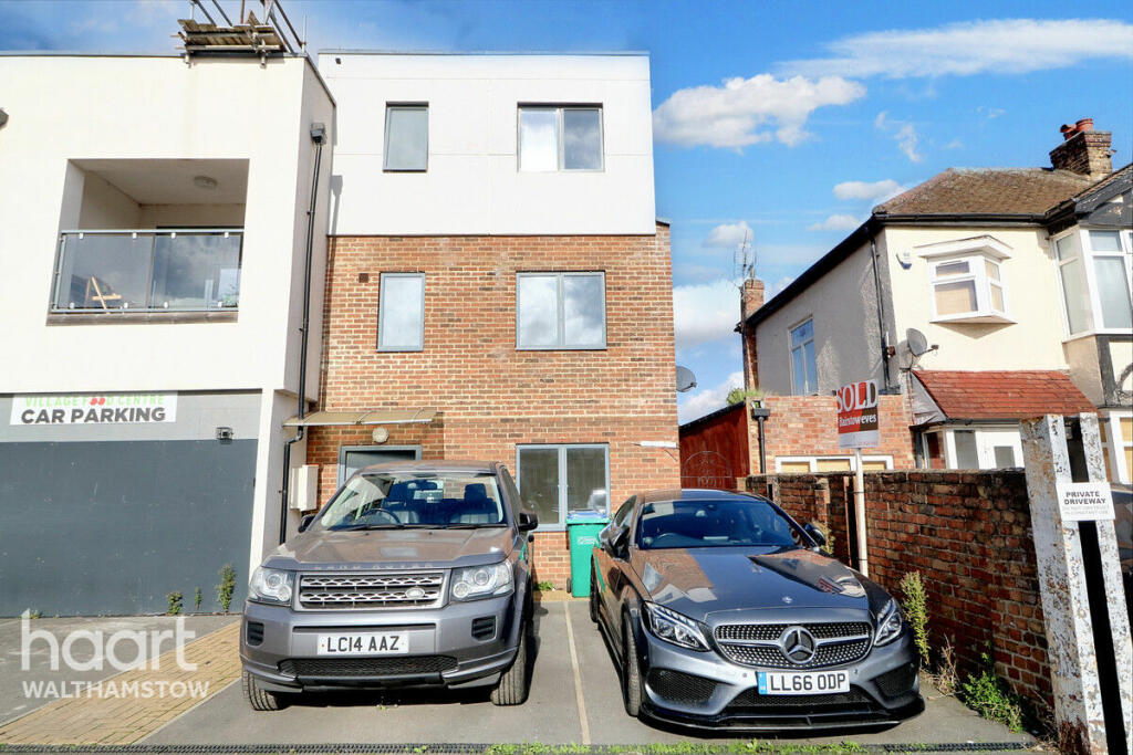 4 bedroom town house for sale in Normanshire Drive, Chingford, E4