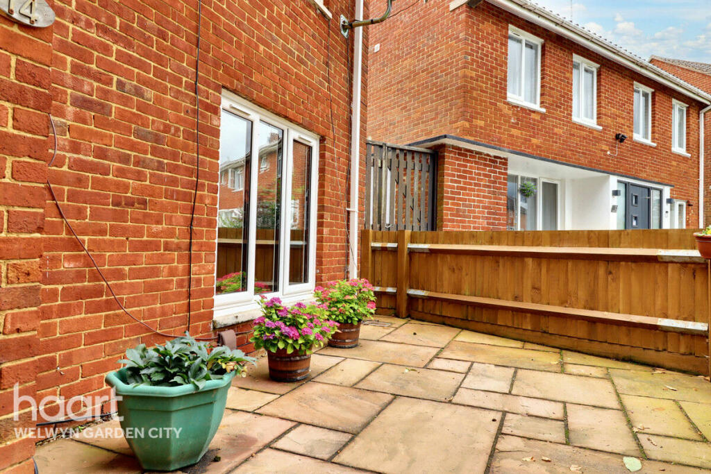 Additional property image - Pond Croft, Hatfield