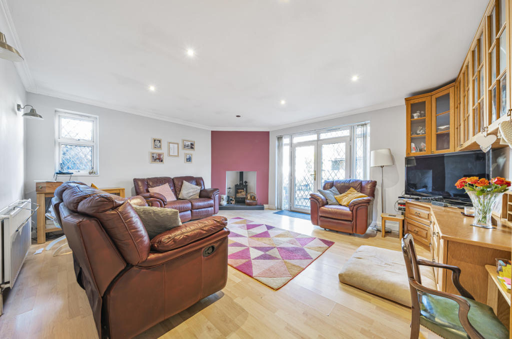 5 bedroom bungalow for sale in Harlington Road, Hillingdon, UB8