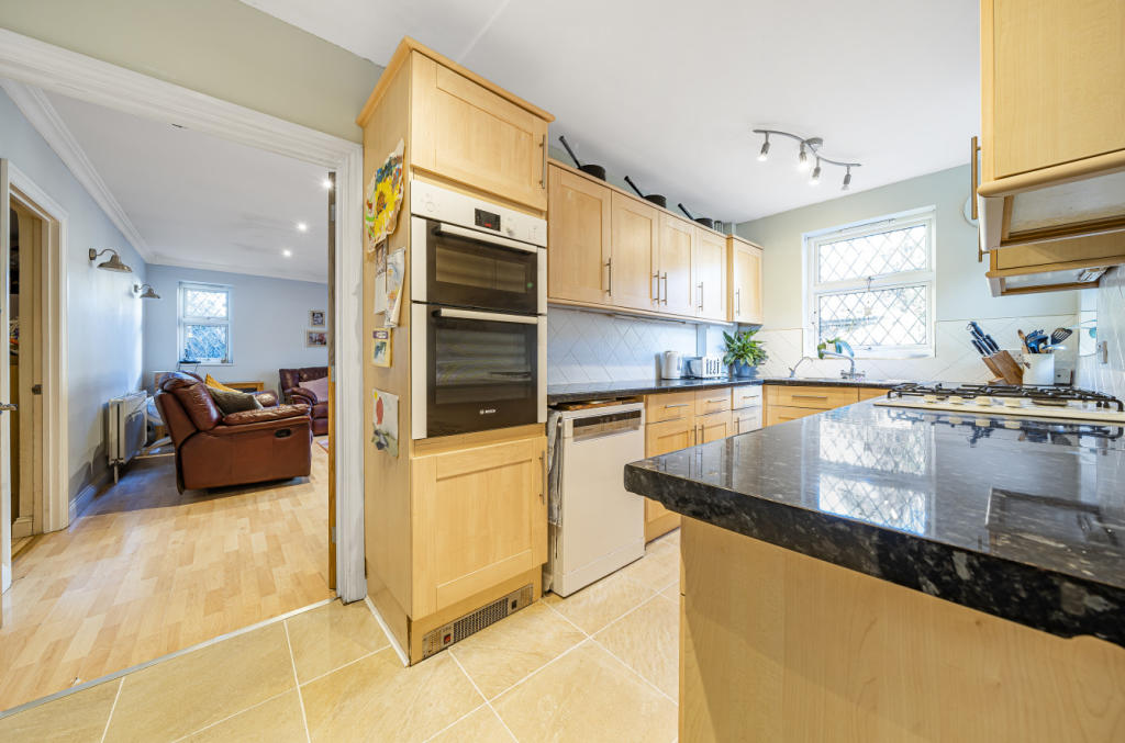 5 bedroom bungalow for sale in Harlington Road, Hillingdon, UB8