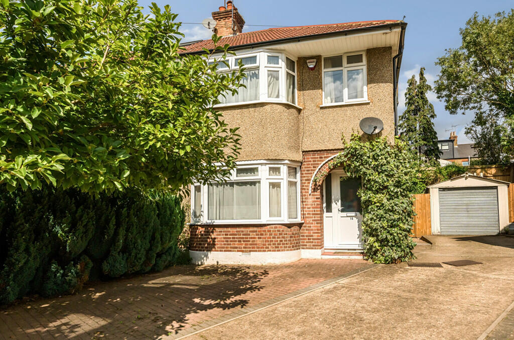 3 bedroom semidetached house for sale in Cotswold Close, Uxbridge, UB8
