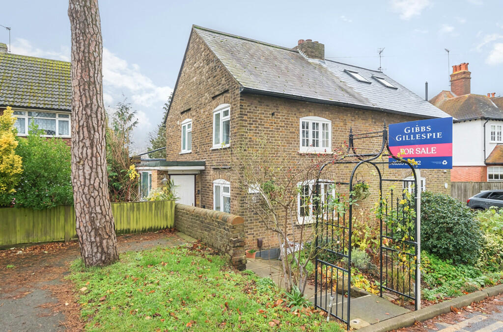 2 bedroom semidetached house for sale in West Common Road, North