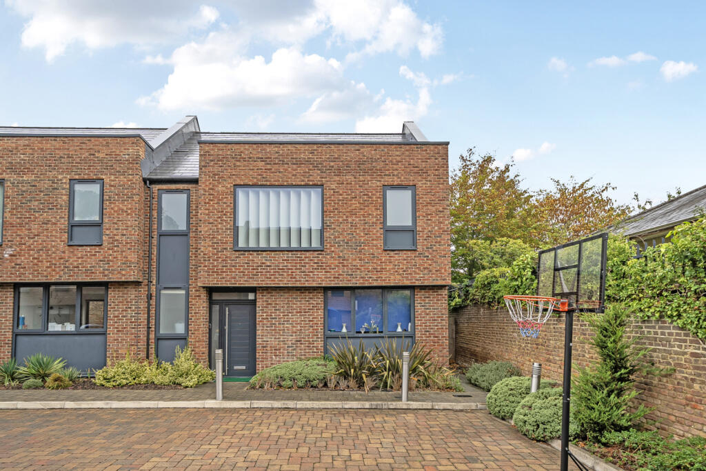 Main image of property: Southside Close, Uxbridge