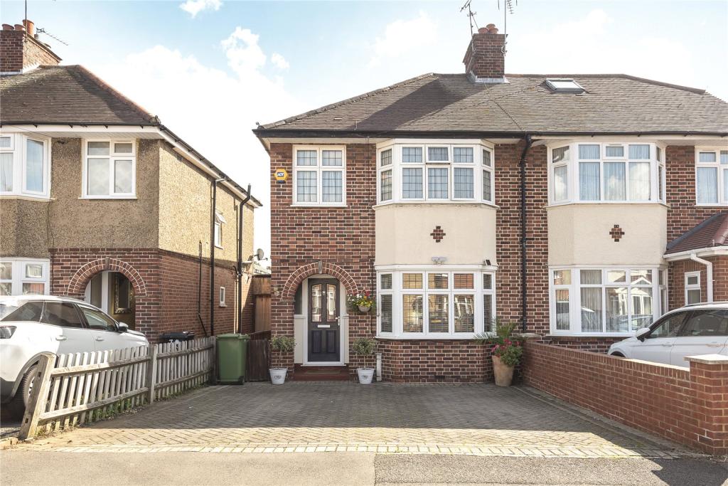 3 bedroom semidetached house for sale in Hayes End Drive, Hayes