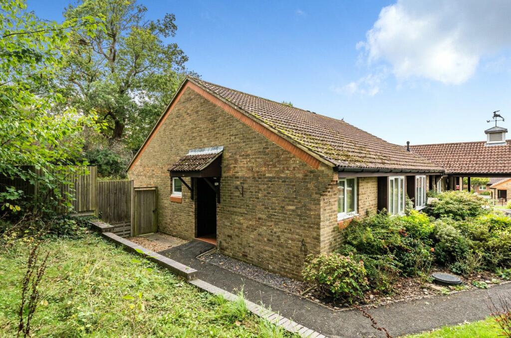 2 bedroom bungalow for sale in Darfield Road, Burpham, Guildford, Surrey, GU4