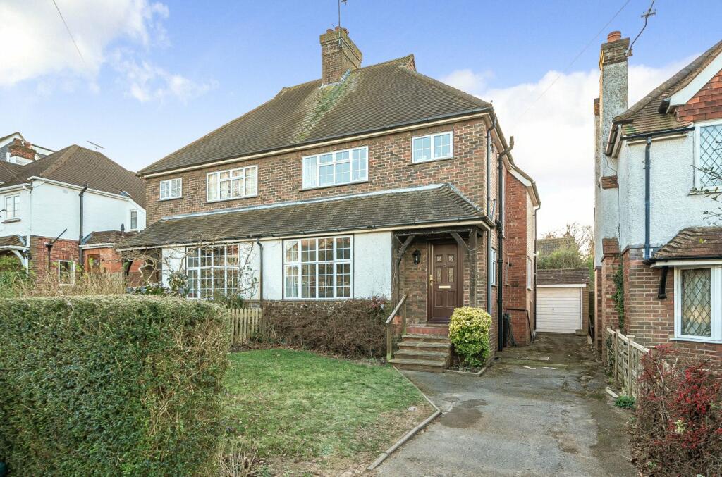 3 bedroom semidetached house for sale in Daryngton Drive, Guildford