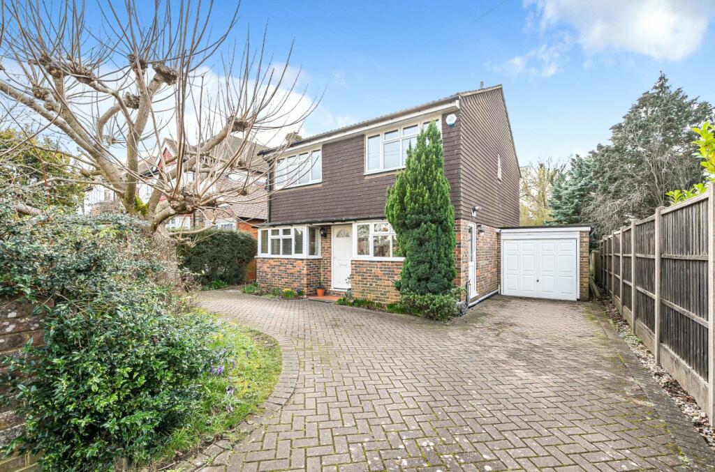 4 bedroom detached house for sale in Holford Road, Merrow, Guildford, Surrey, GU1