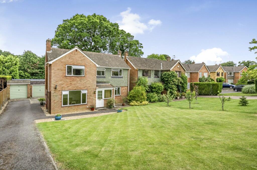 4 bedroom detached house for sale in Henchley Dene, Merrow, Guildford