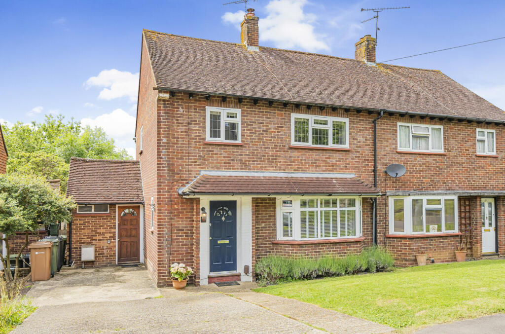 3 bedroom semidetached house for sale in Gosden Hill Road, Burpham