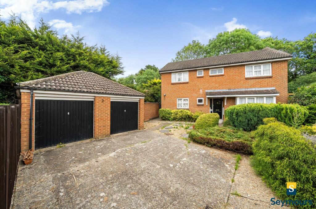 4 bedroom detached house for sale in Jasons Drive, Merrow, Guildford