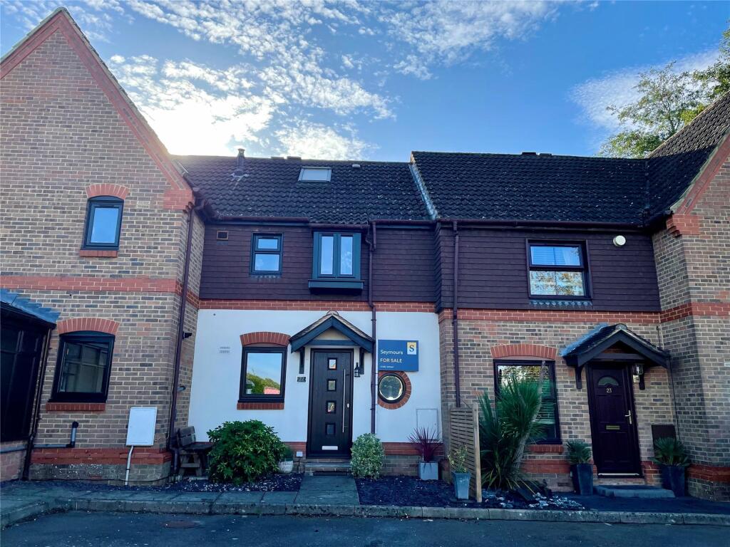 3 bedroom terraced house for sale in Devoil Close, Burpham, Guildford