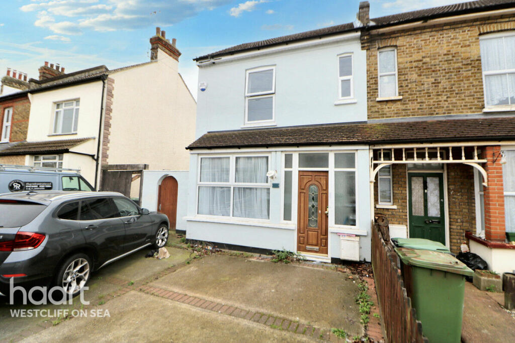 3 bedroom semidetached house for sale in Cromwell Road, Southendon