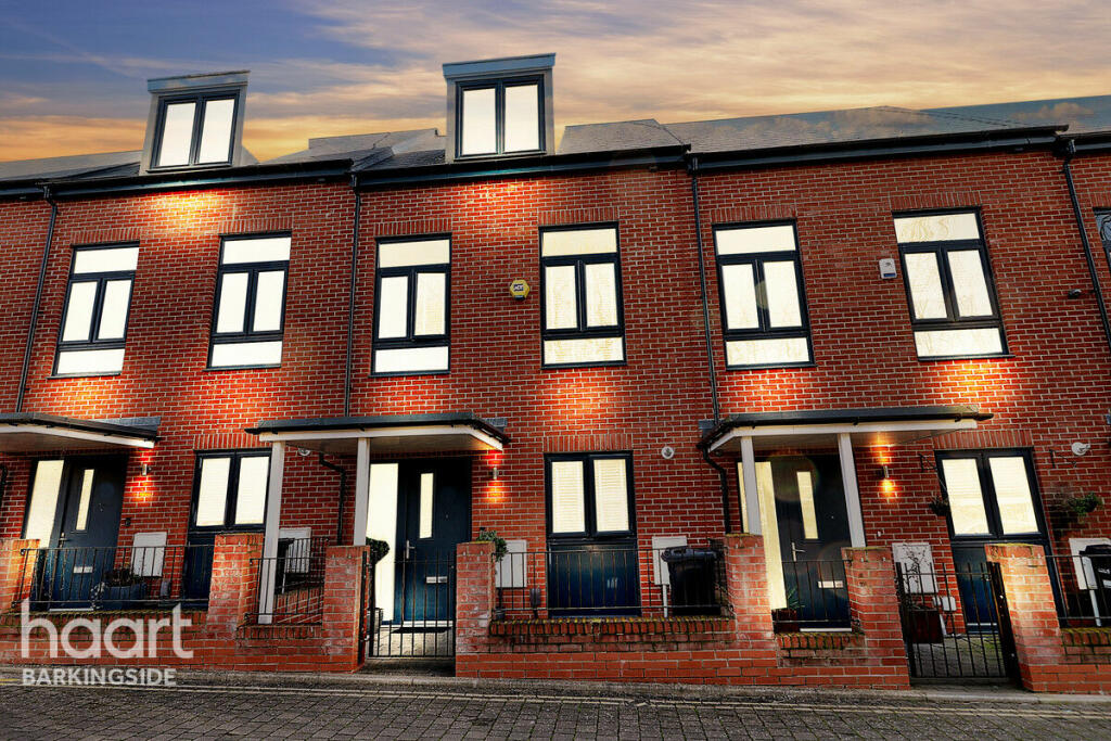 4 bedroom terraced house for sale in Woodbury Crescent, Clayhall, IG5