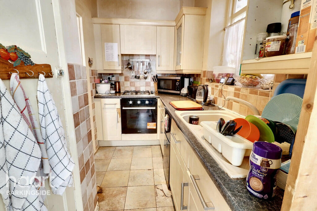 3 bedroom bungalow for sale in Caernarvon Drive, Clayhall, IG5